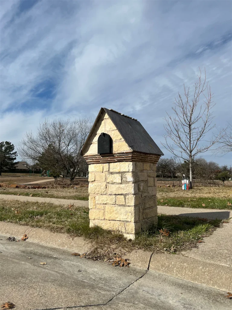 Beautifully Designed Mail box Outdoor Kitchen by Texas Brick - Expert Masonry in Texas Huston texasbrick.com Katy, TX